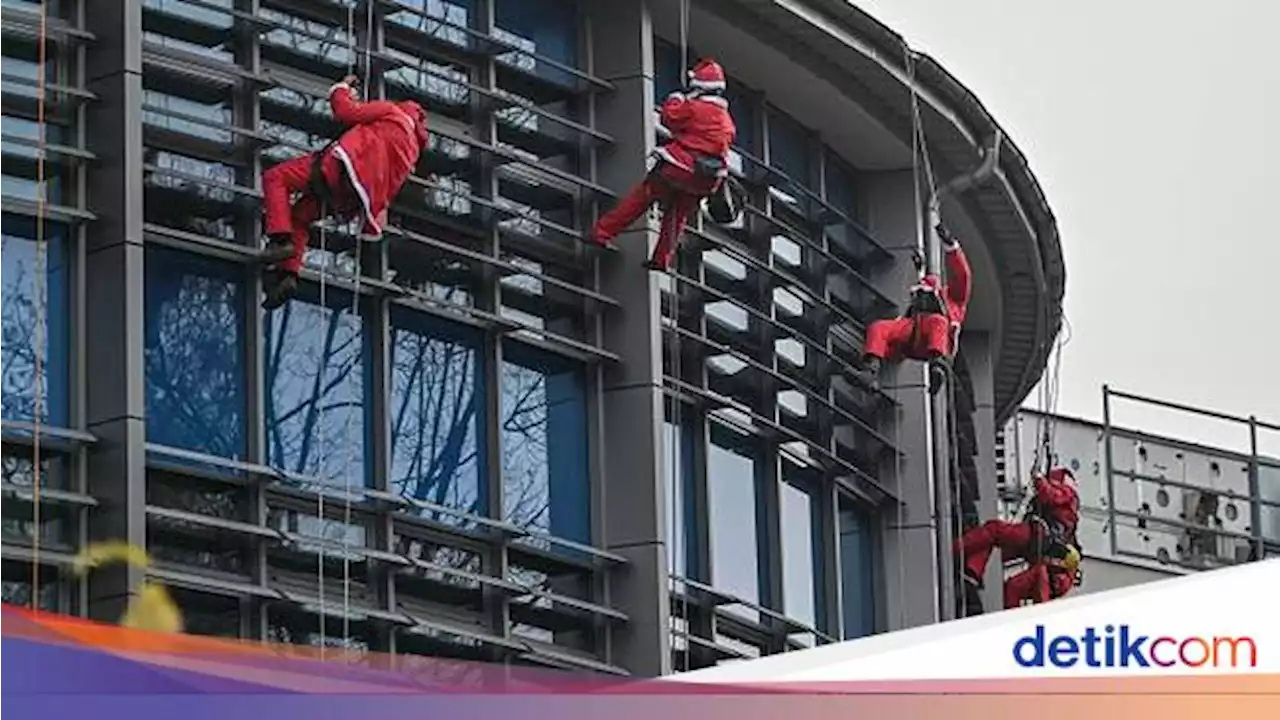 Aksi Sinterklas Panjat Gedung RS Demi Hibur Anak-anak