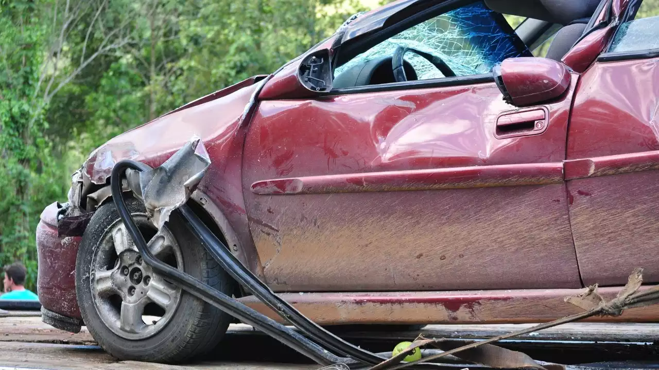 Conductor se durmió y se estrelló contra cámara de fotomultas en Antioquia