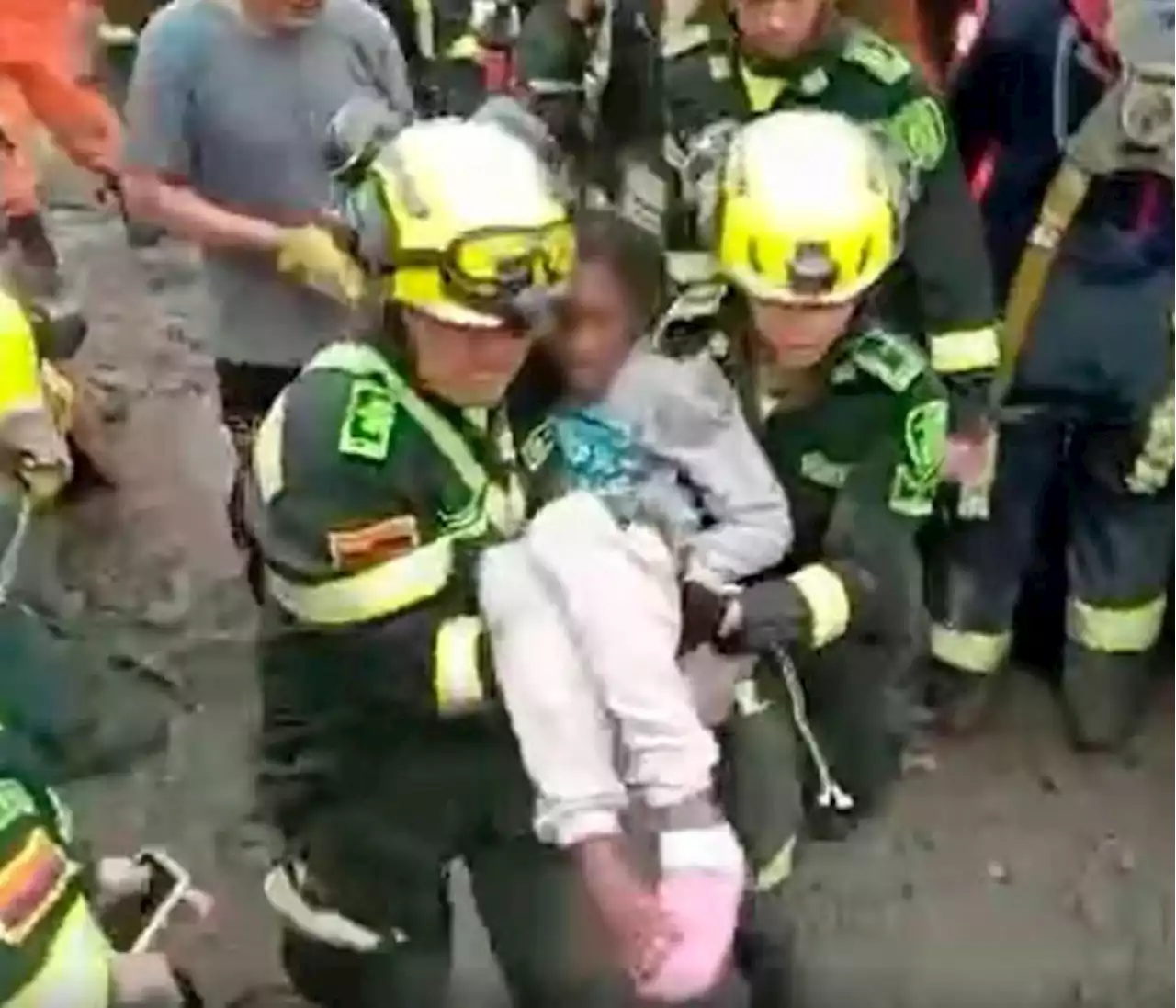 Video: Rescate de niña aferrada al cadáver de su madre en tragedia en Risaralda