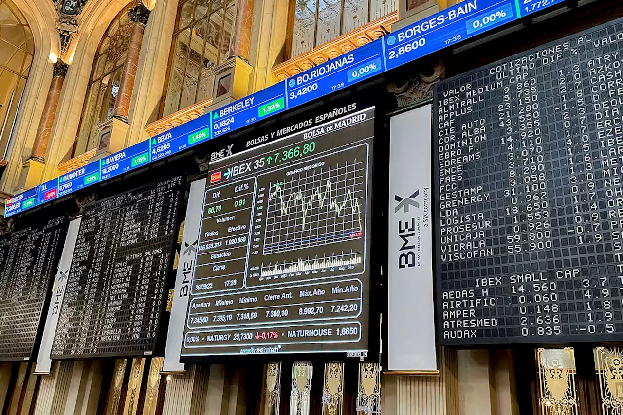 El Ibex intenta no alejarse del 8.400 en una jornada semifestiva