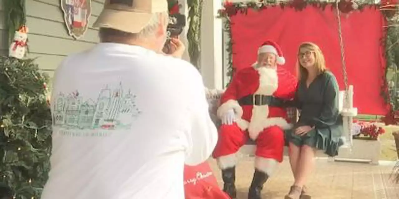 Santa makes early stop on Dearborn Street