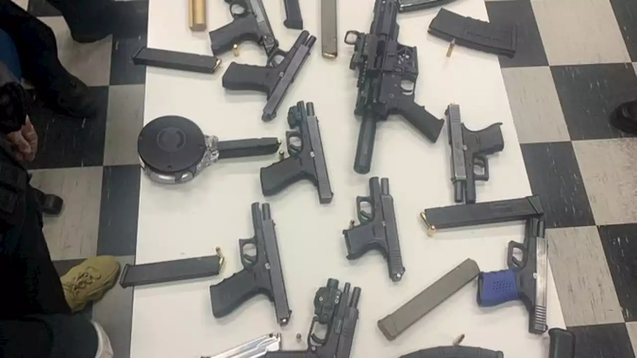 Chicago police display photo of guns recovered on Sunday