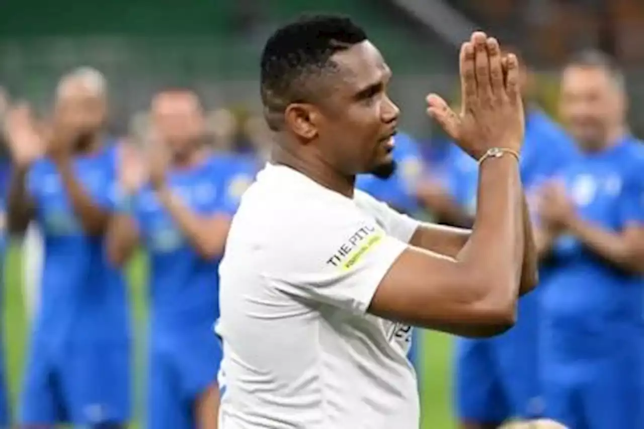 Samuel Eto'o perdió la cabeza y agredió a aficionado que lo grababa