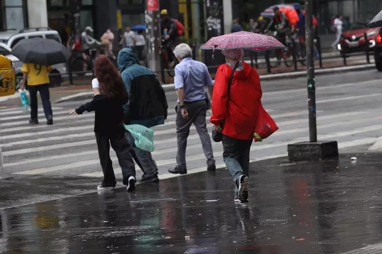 Chuva deixa regiões da cidade de SP em estado de atenção para alagamentos nesta segunda