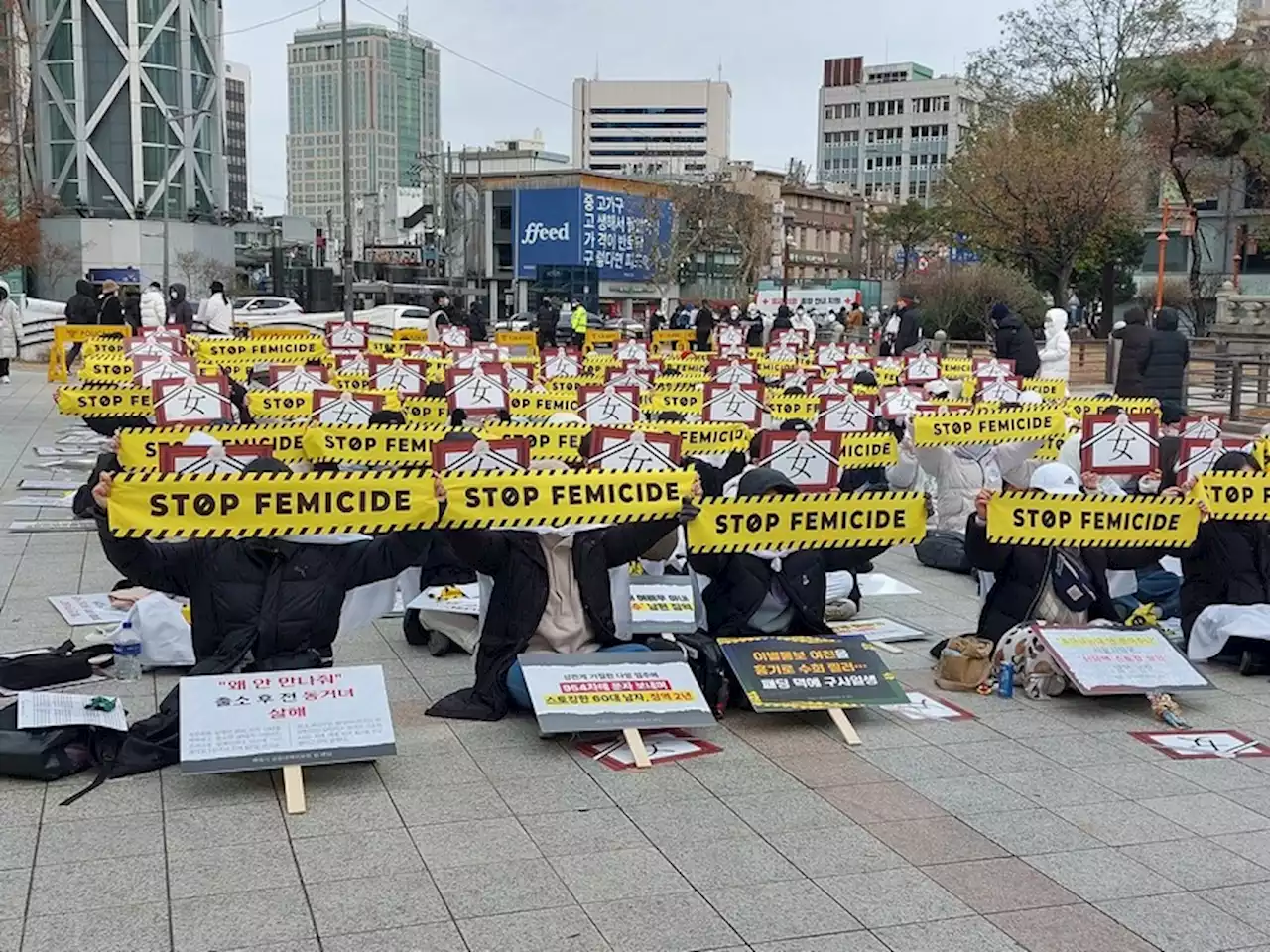 “멈춰라, 페미사이드” “근조 女”…여성들, 다시 거리로 나섰다