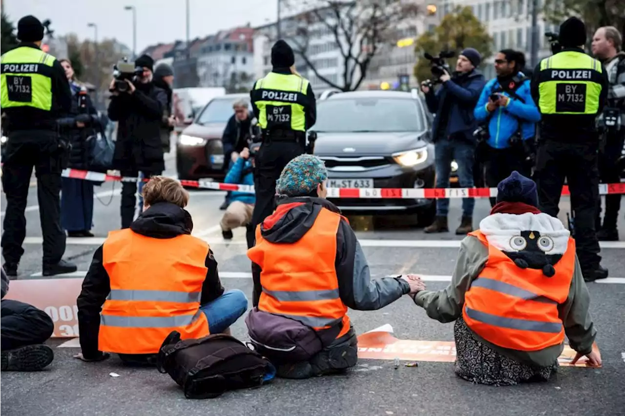 Letzte Generation: Klima-Aktivisten kleben sich auf Straße in München fest - idowa