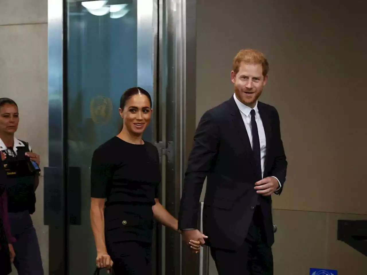 “Non avevano il permesso della Regina”. Bufera sulla foto di Harry e Meghan