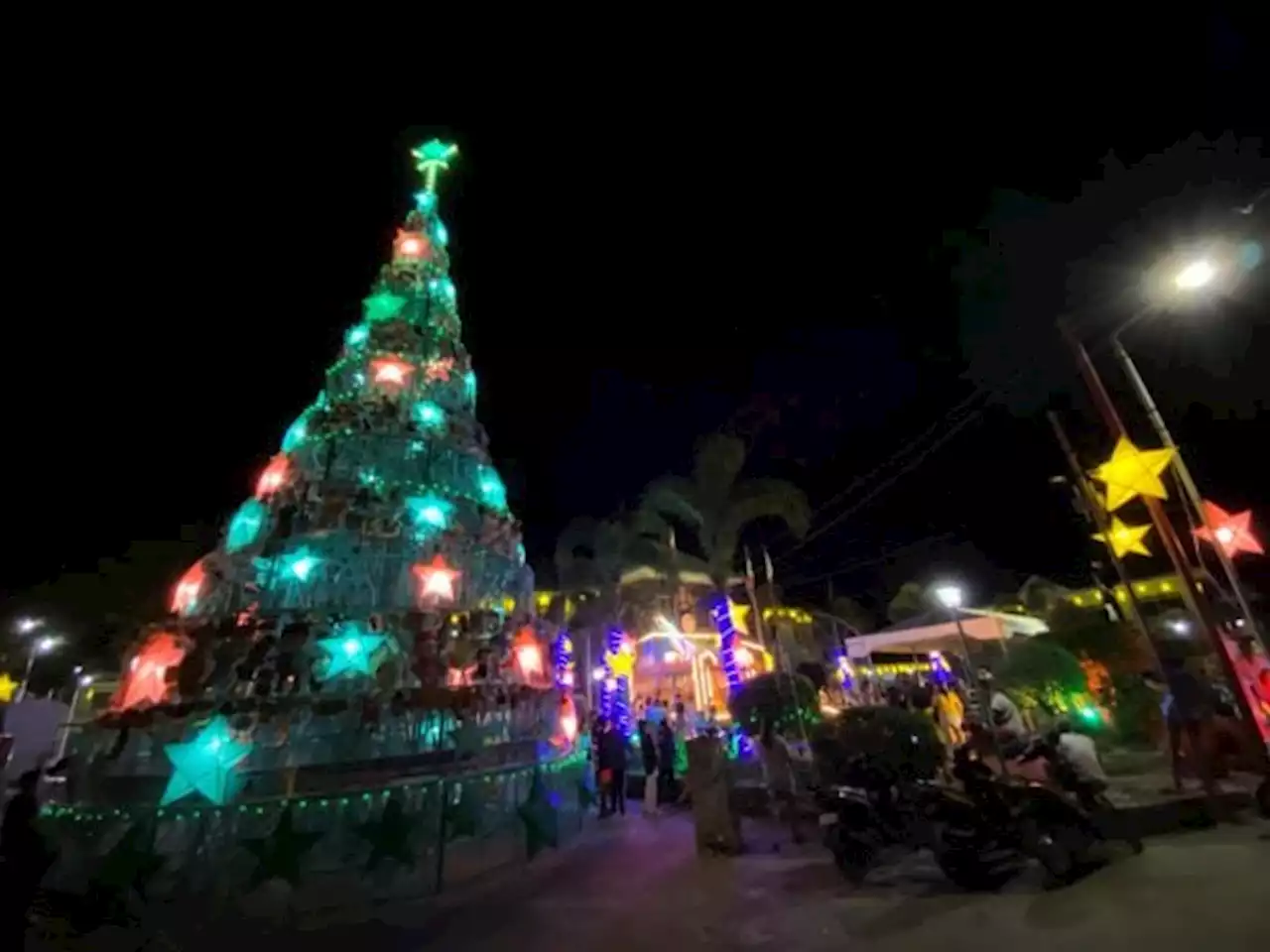 65-foot Christmas tree lights up in Guindulman, Bohol