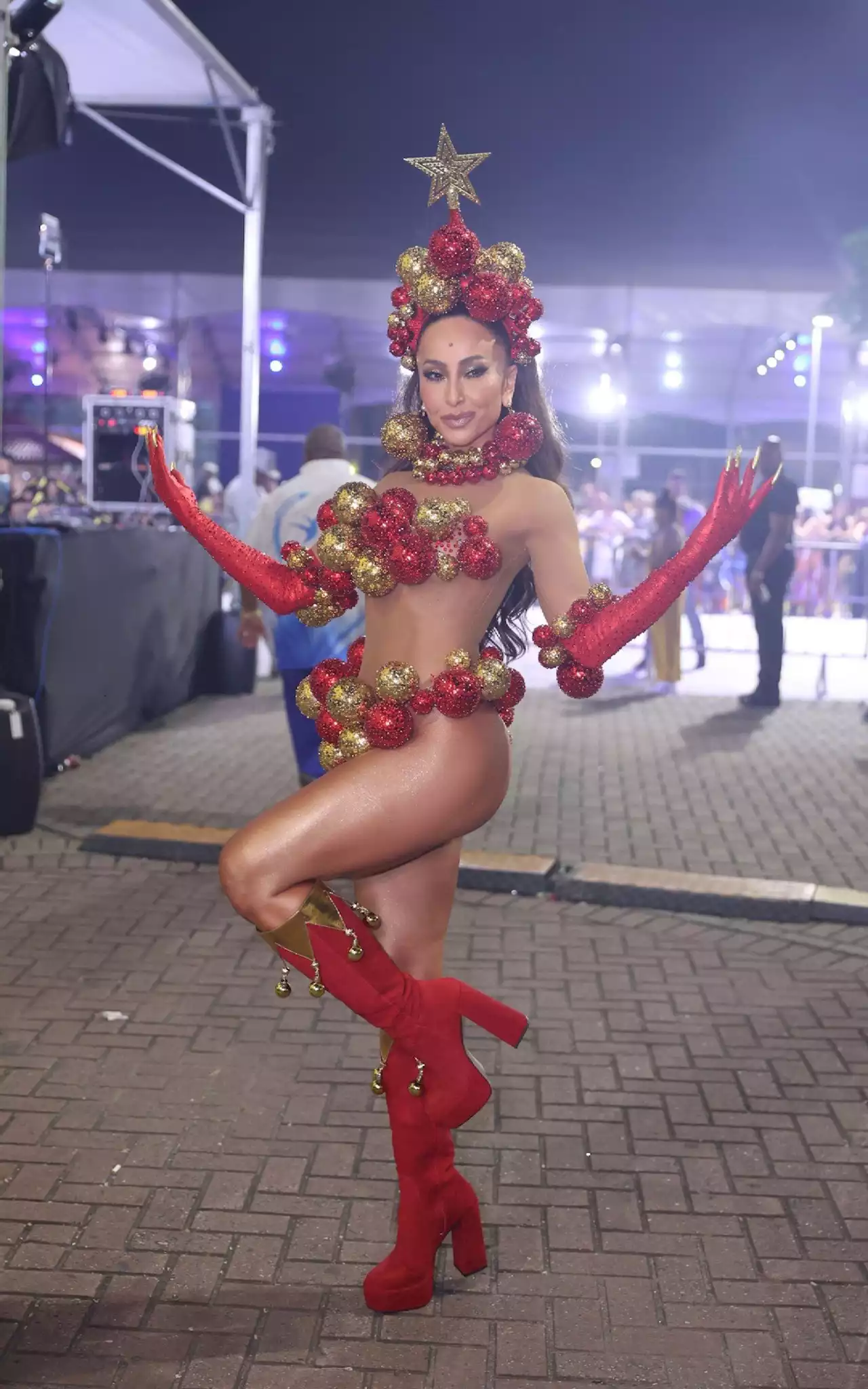 Com look natalino, Sabrina Sato brilha em evento na Cidade do Samba | O Dia na Folia | O Dia