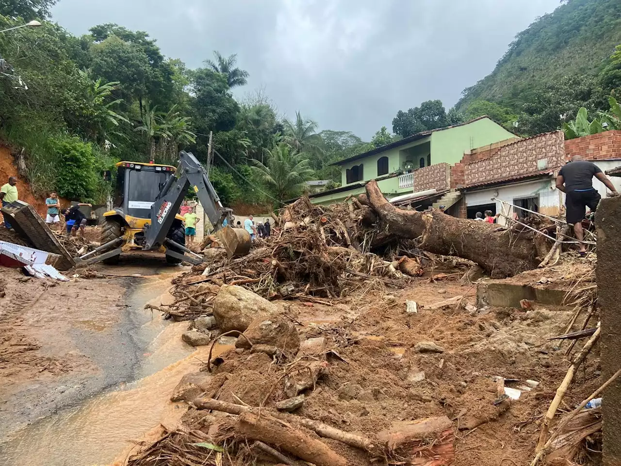 Chuvas deixam quatro mortos e mais de dois mil desalojados no Norte Fluminense