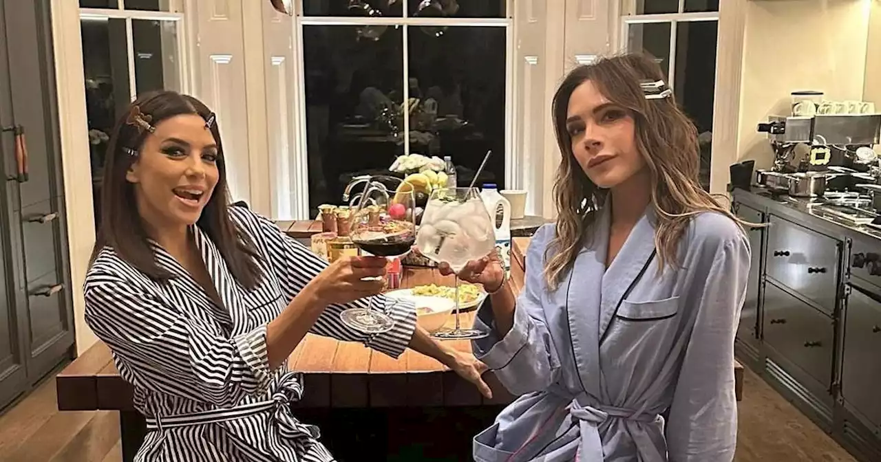 En peignoirs, chaussons et verres à la main, Victoria Beckham et Eva Longoria se préparent à partir en soirée