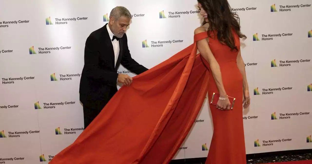 George Clooney, ce gentleman, réajuste la traîne de son épouse Amal sur le tapis rouge de Washington