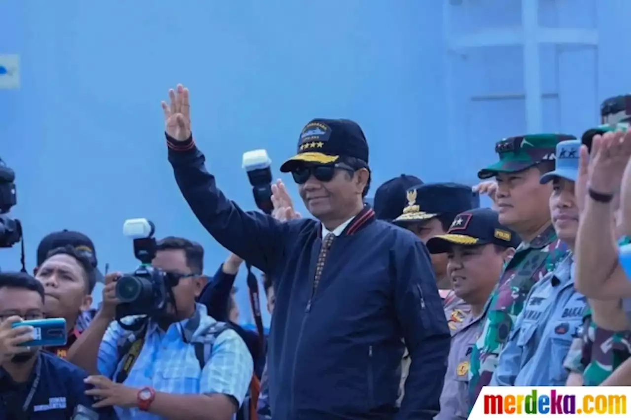 Foto : Baru jadi Menko, Mahfud Ingat Diajak Naik Kapal Perang Kasal Yudo ke Laut Natuna | merdeka.com