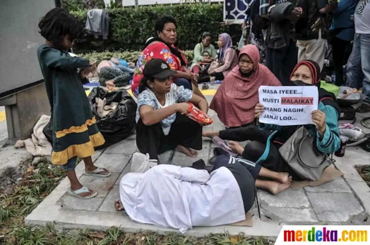 Foto : Nestapa Warga Kampung Bayam Kembali Dirikan Tenda Darurat di Balai Kota | merdeka.com