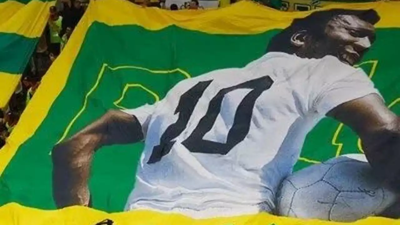 Brasil sacó una bandera en honor a Pelé en el minuto 10