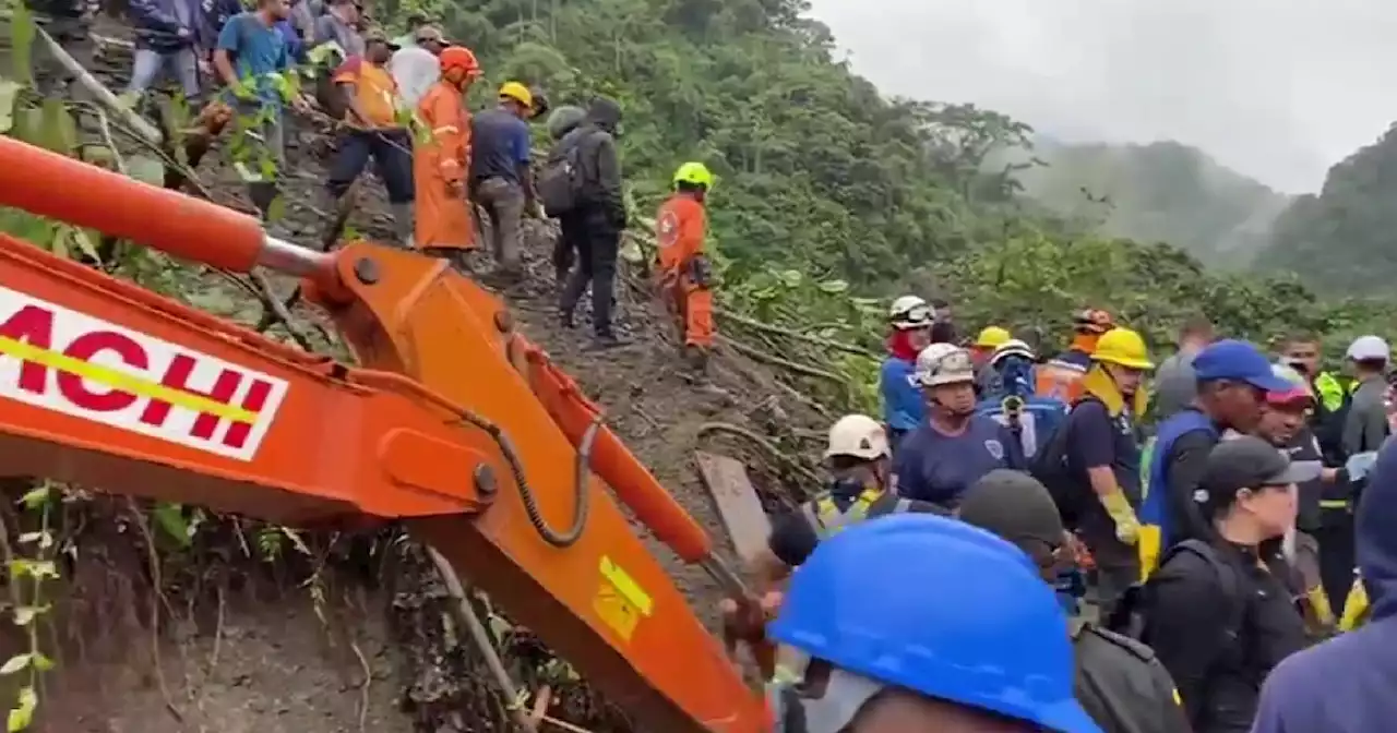 Ya son 16 los cuerpos rescatados del alud que sepultó un bus en la vía Risaralda - Chocó