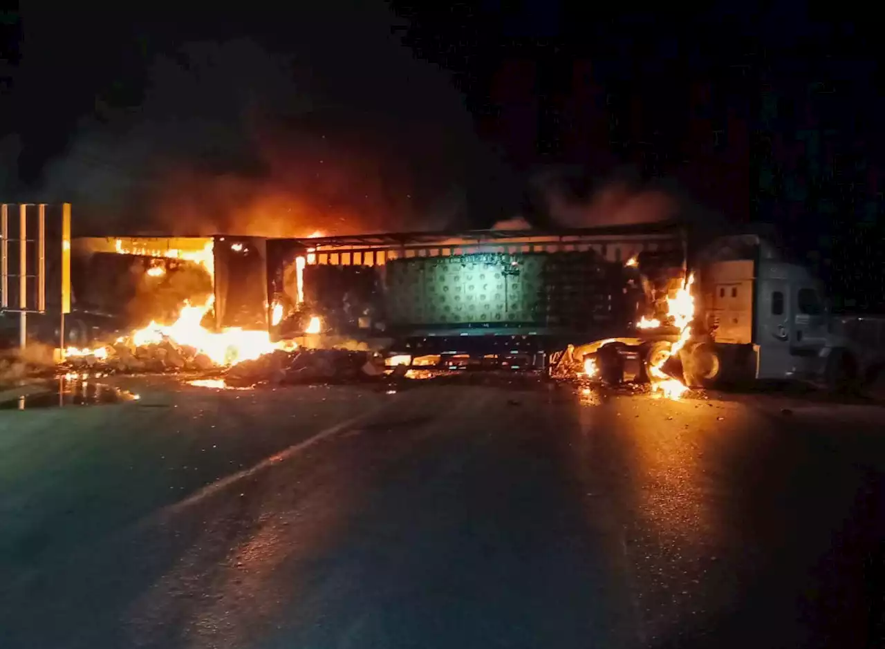 Zacatecas: Bloquean carreteras e incendian autos por intento de fuga en penal