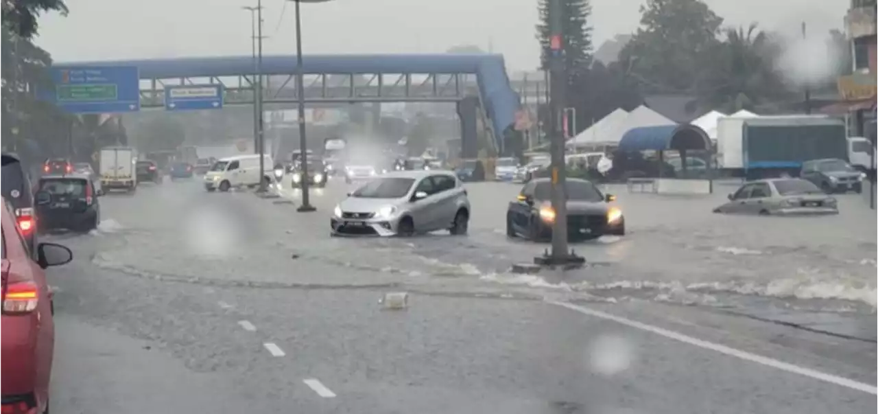 Flash floods reported across Johor following rainfall - paultan.org