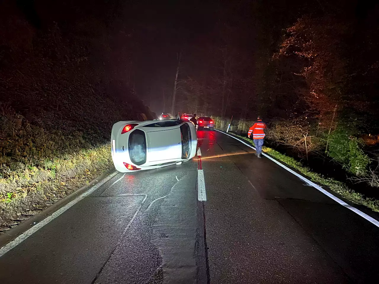 Baar ZG: Auto landet auf Fahrerseite – niemand verletzt