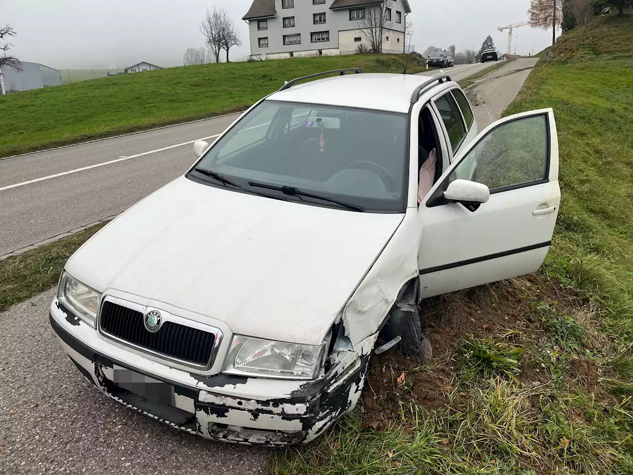 Lütisburg Station SG: Alkoholisierter Autofahrer (26) verursacht Unfall