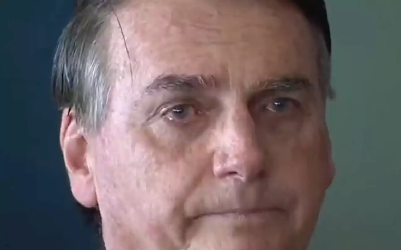 Bolsonaro se emociona em solenidade com militares das Forças Armadas