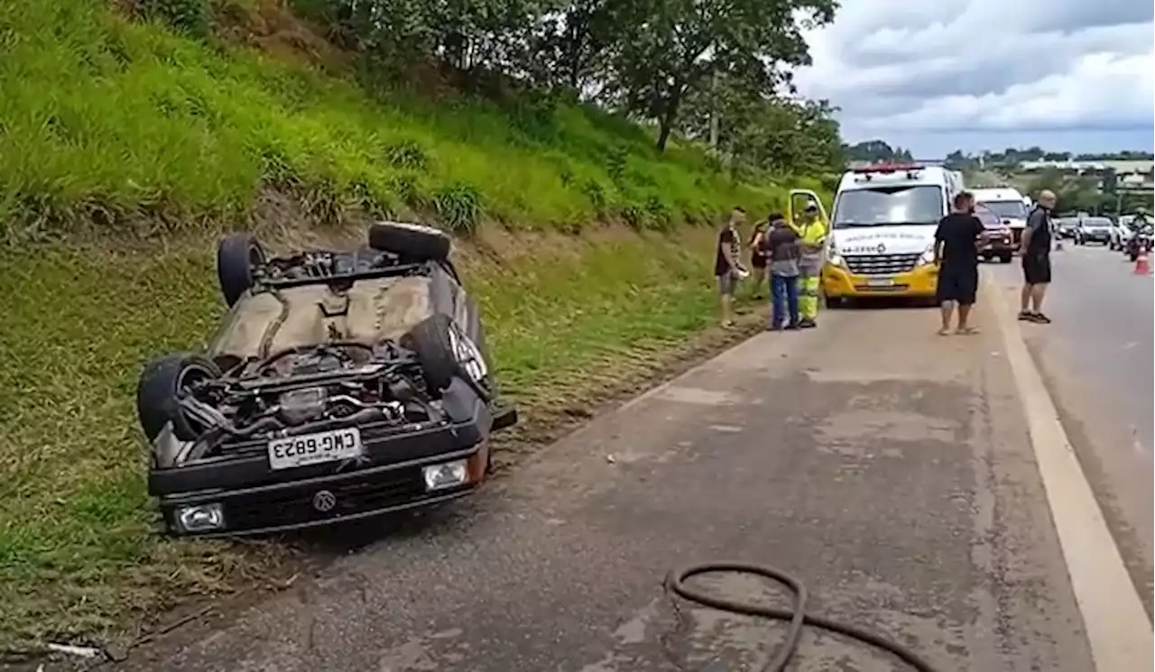 Homem é arremessado de carro após perder o controle da direção e veículo capotar