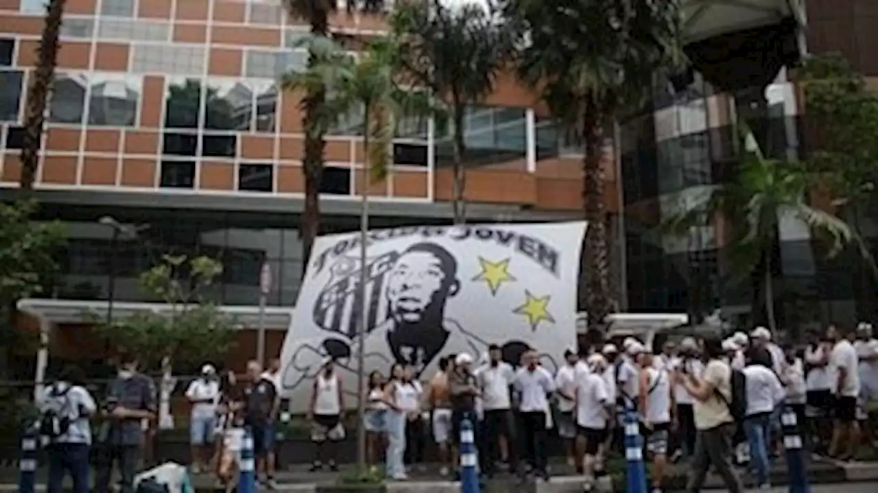 Torcida do Santos se reúne na entrada do Hospital Albert Einstein para demonstrar apoio a Pelé