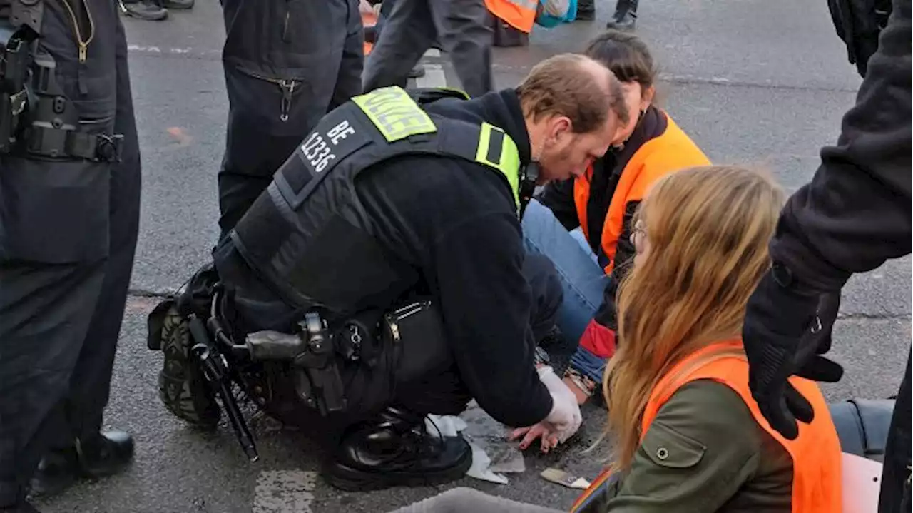 Klima-Demonstranten blockieren Straße nahe des Hauptbahnhofs