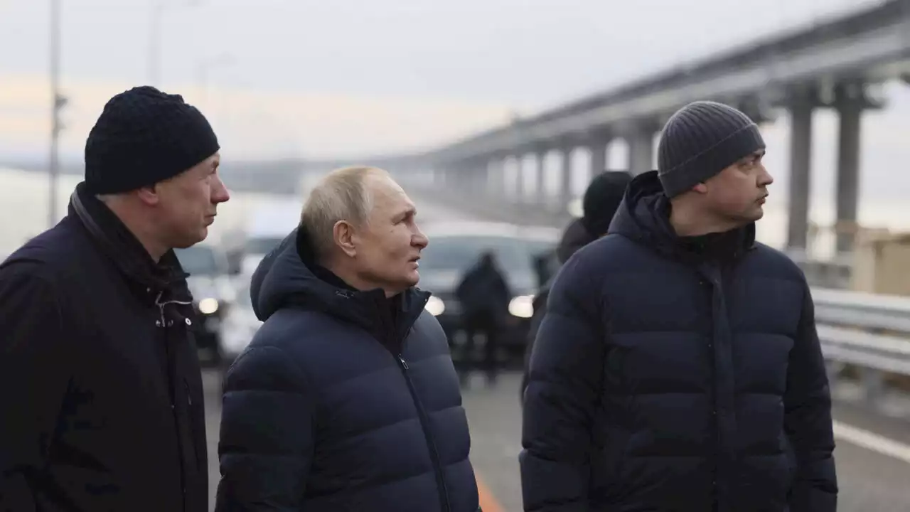 Crimée: le président russe Vladimir Poutine sur le pont de Kertch