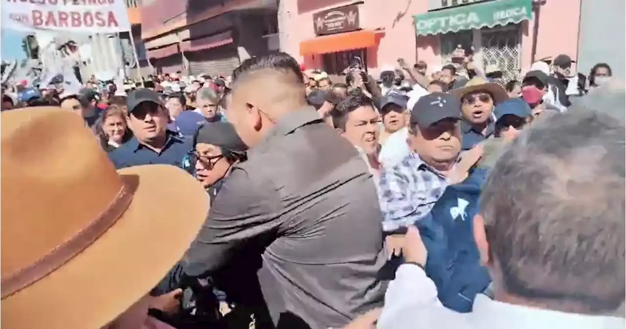 VIDEOS: Elementos de seguridad de Barbosa golpean a reporteros de Puebla, denuncian