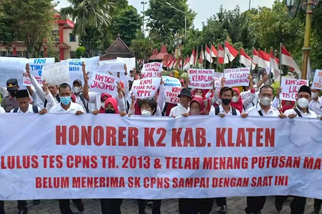 Puluhan Honorer K2 Klaten Geruduk Kantor Pemkab, Tuntut Kejelasan Nasib