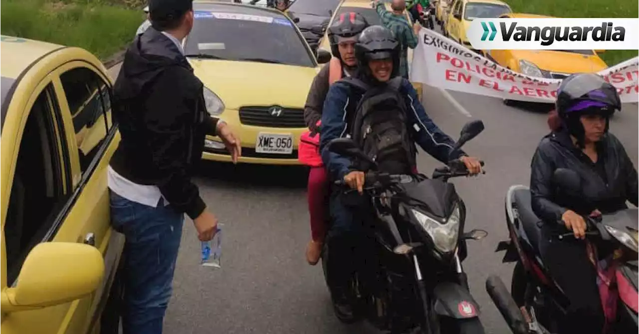 Video: Caos en las vías Girón- Aeropuerto y Lebrija - Bucaramanga por &#039;plan tortuga&#039; de taxistas