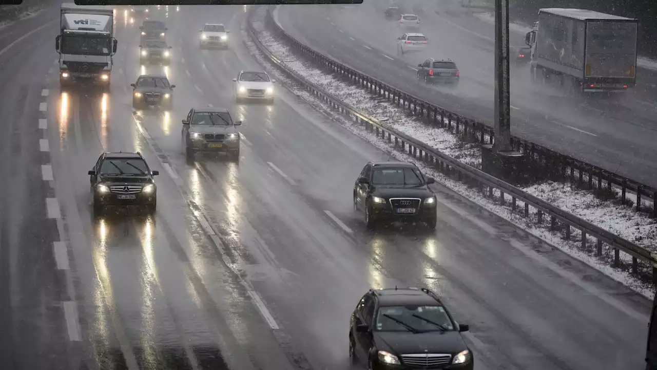 Feucht-kaltes Wetter mit Schneefall: Glatte Straßen behindern den Verkehr