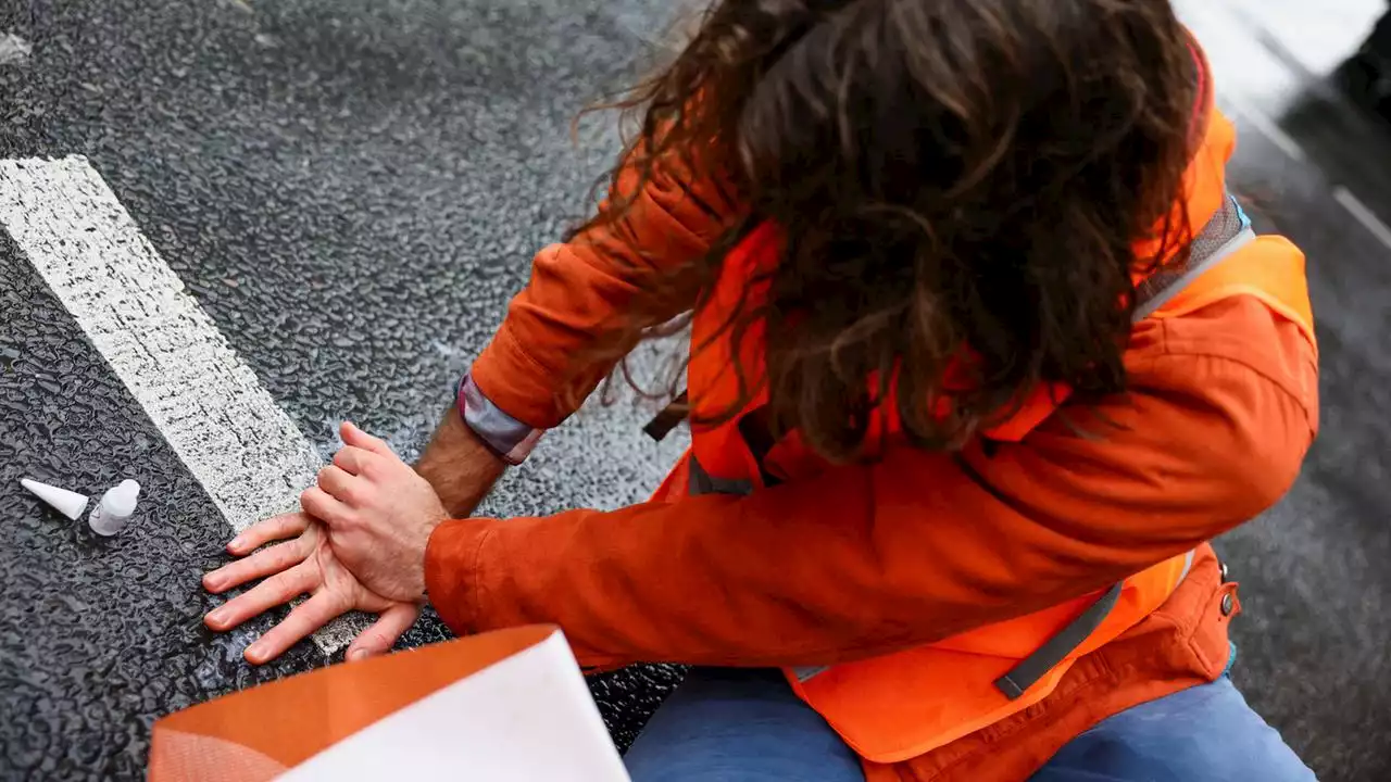 Klimademonstranten blockieren wieder Straßen