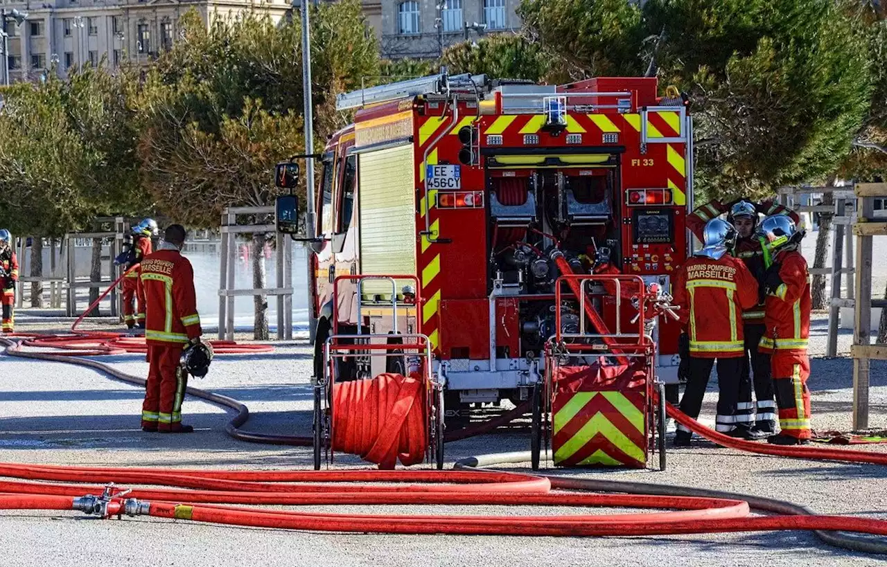 Une bougie de crèche de Noël provoque un incendie dans un appartement