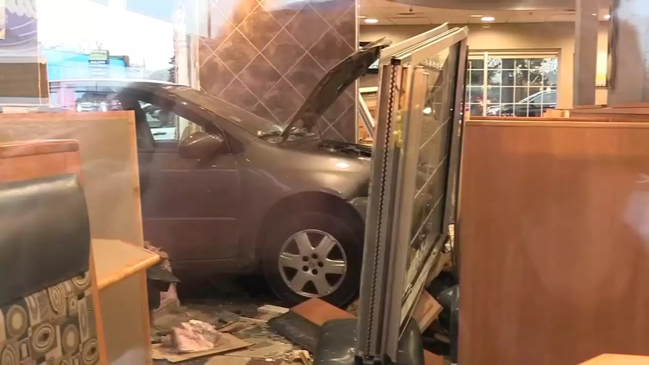 Elderly driver slams into Morton Grove Culver's restaurant; 4 customers hurt, police say