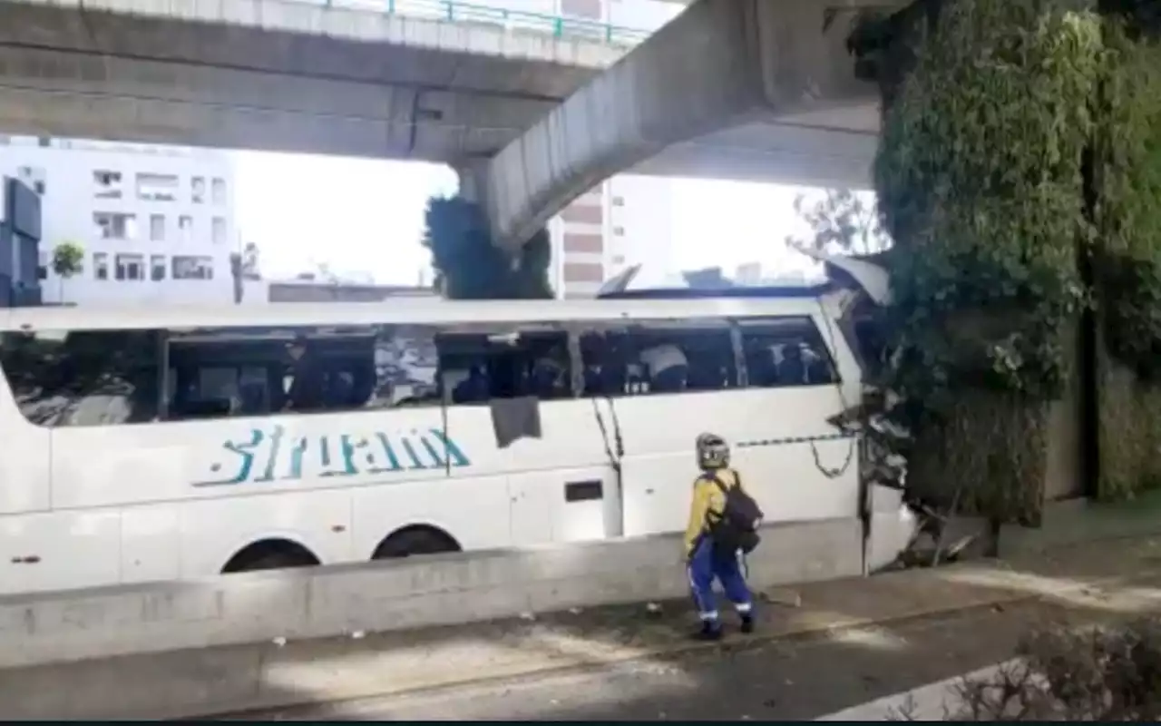 Autobús choca en Periférico; un muerto y 25 heridos | Video