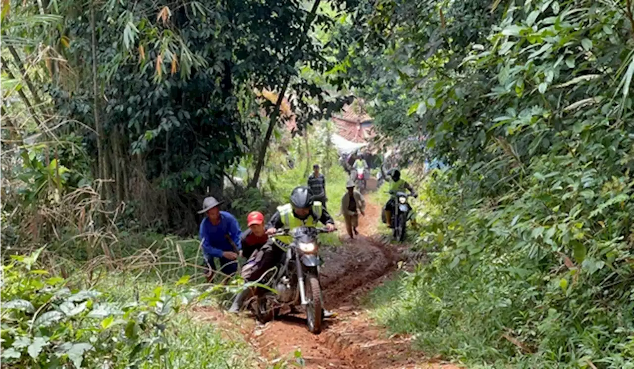 Bawa Bantuan Korban Gempa Cianjur, Polisi Jatuh dari Jembatan