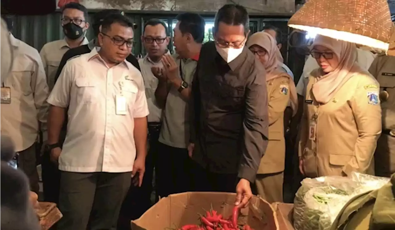 Sidak Pasar Induk Kramat Jati, Heru Temukan Harga Cabai Naik Jelang Nataru