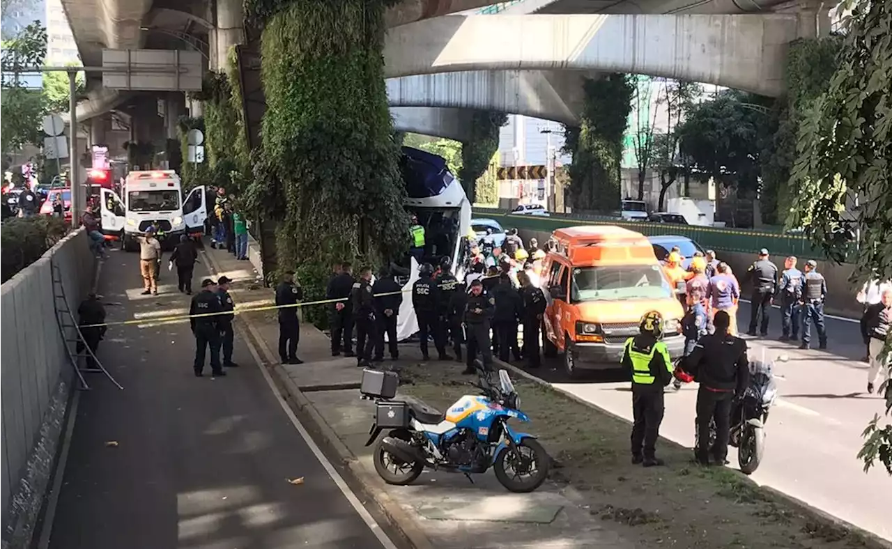 Confirman un muerto y 55 heridos tras choque de autobús turístico en Periférico Sur