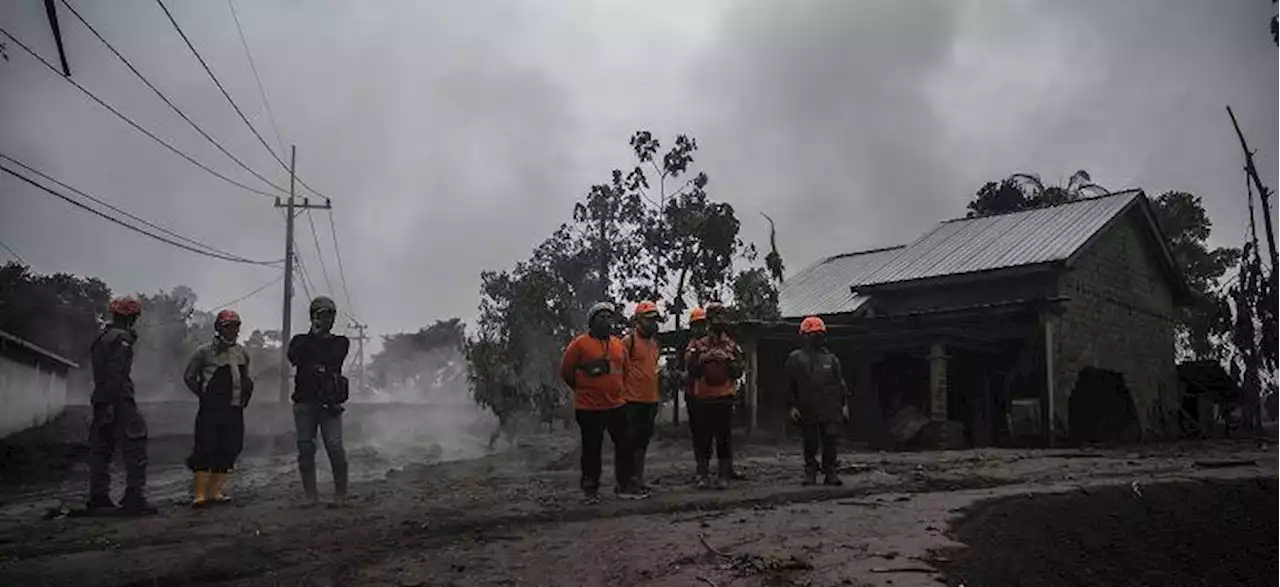 Indonesia villagers race to escape eruption as sky turns black