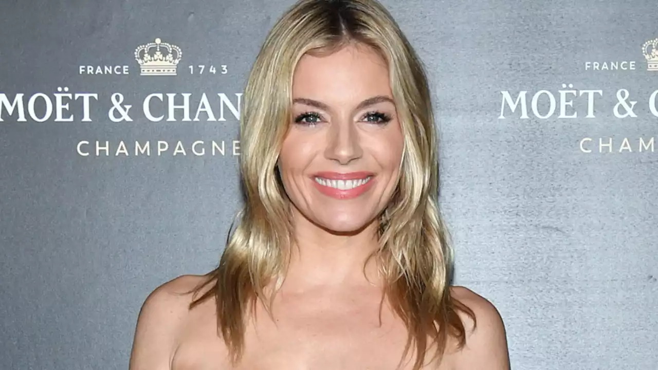 Sienna Miller (40 ans) : en mini-robe bustier, elle dévoile son décolleté ET son ventre !