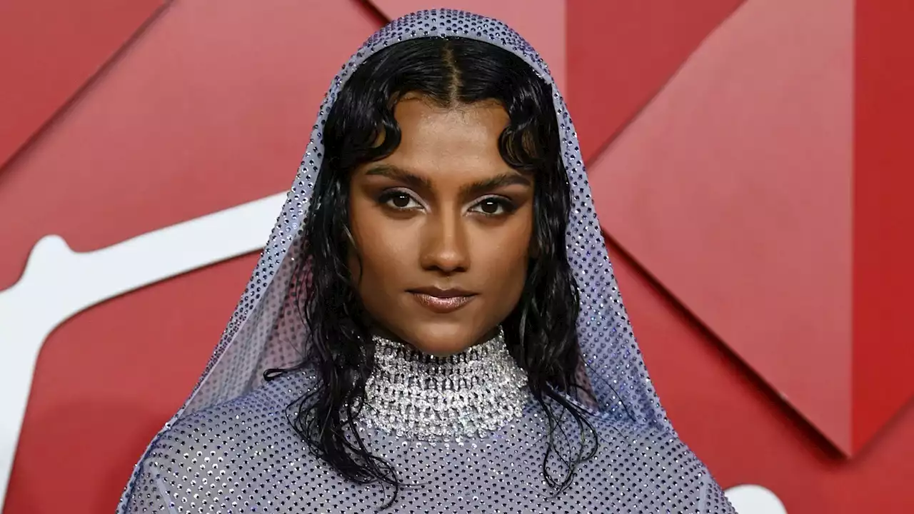 Simone Ashley topless sous une robe transparente : la star de Bridgerton fait tourner les têtes aux British Fashion Awards - Grazia