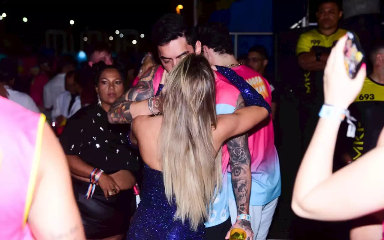 Ex-BBB Gabi Martins beija gamer na Farofa da Gkay | Celebridades | O Dia