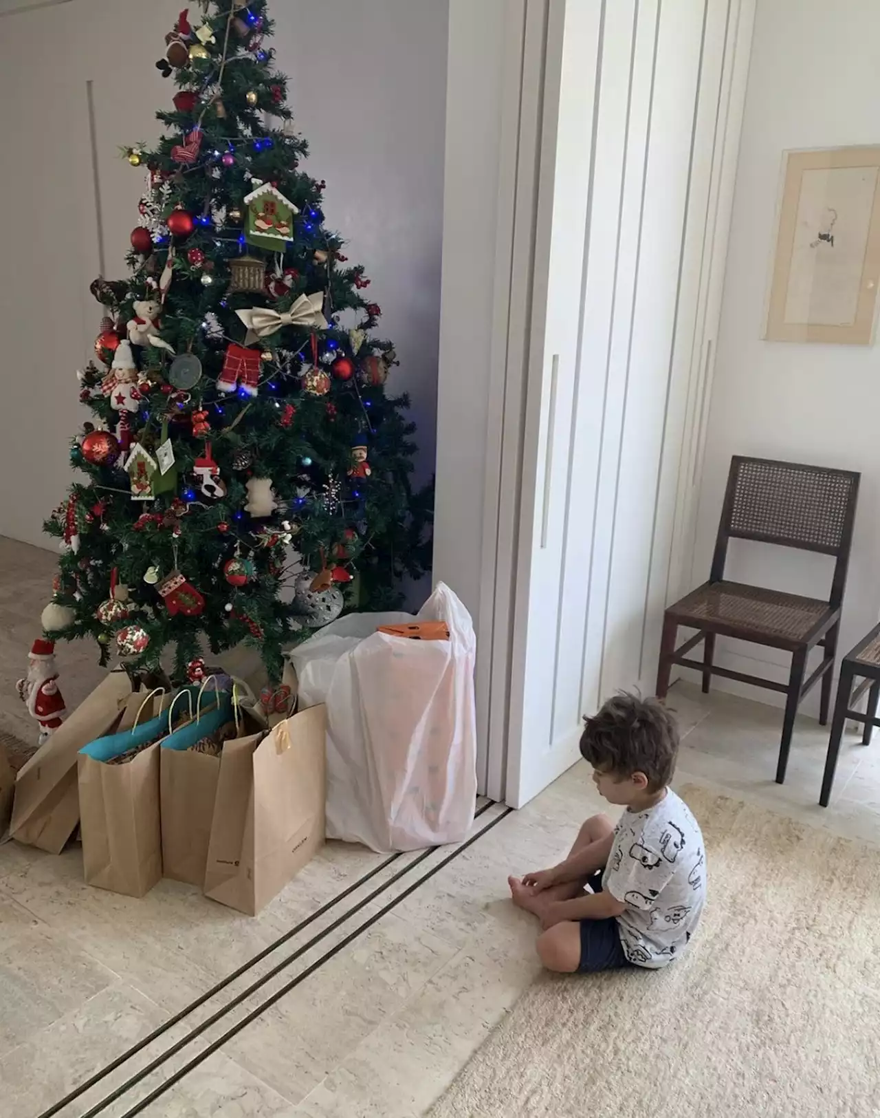 Carmo Dalla Vecchia mostra filho triste olhando os presentes de natal: 'Erro'