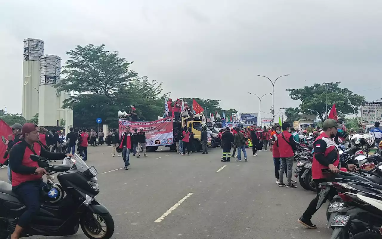 Demo Hari Kedua Buruh Banten Blokade Jalan, Bisa Sampai Malam