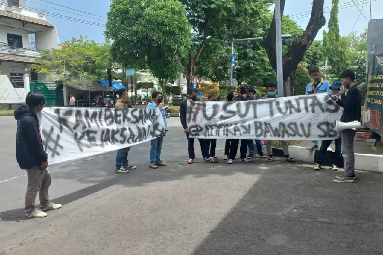 SSC Demo Kejari, Minta Usut Tuntas Dugaan Pungli di Bawaslu Surabaya