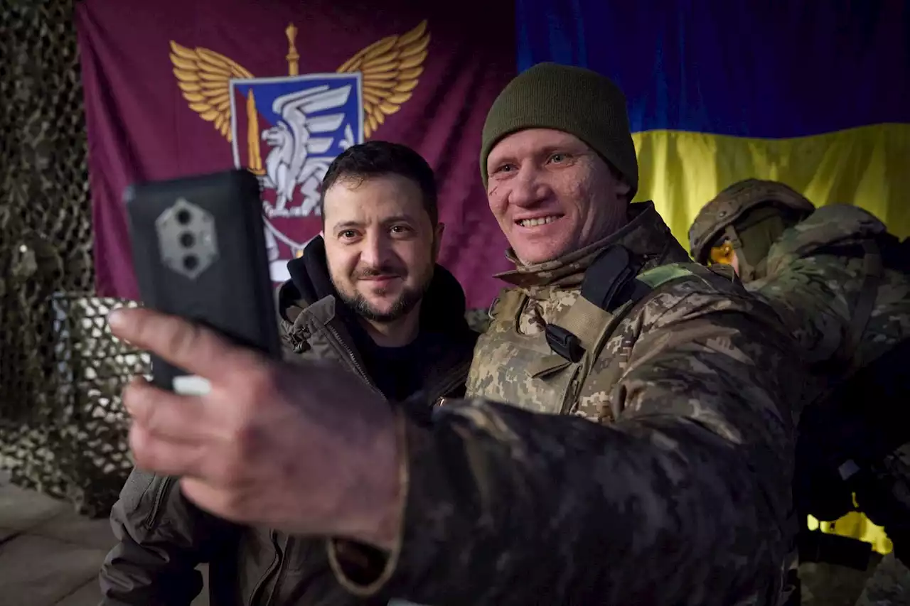 Guerre en Ukraine : Zelensky en visite dans le Donbass, Moscou dénonce des frappes sur son sol