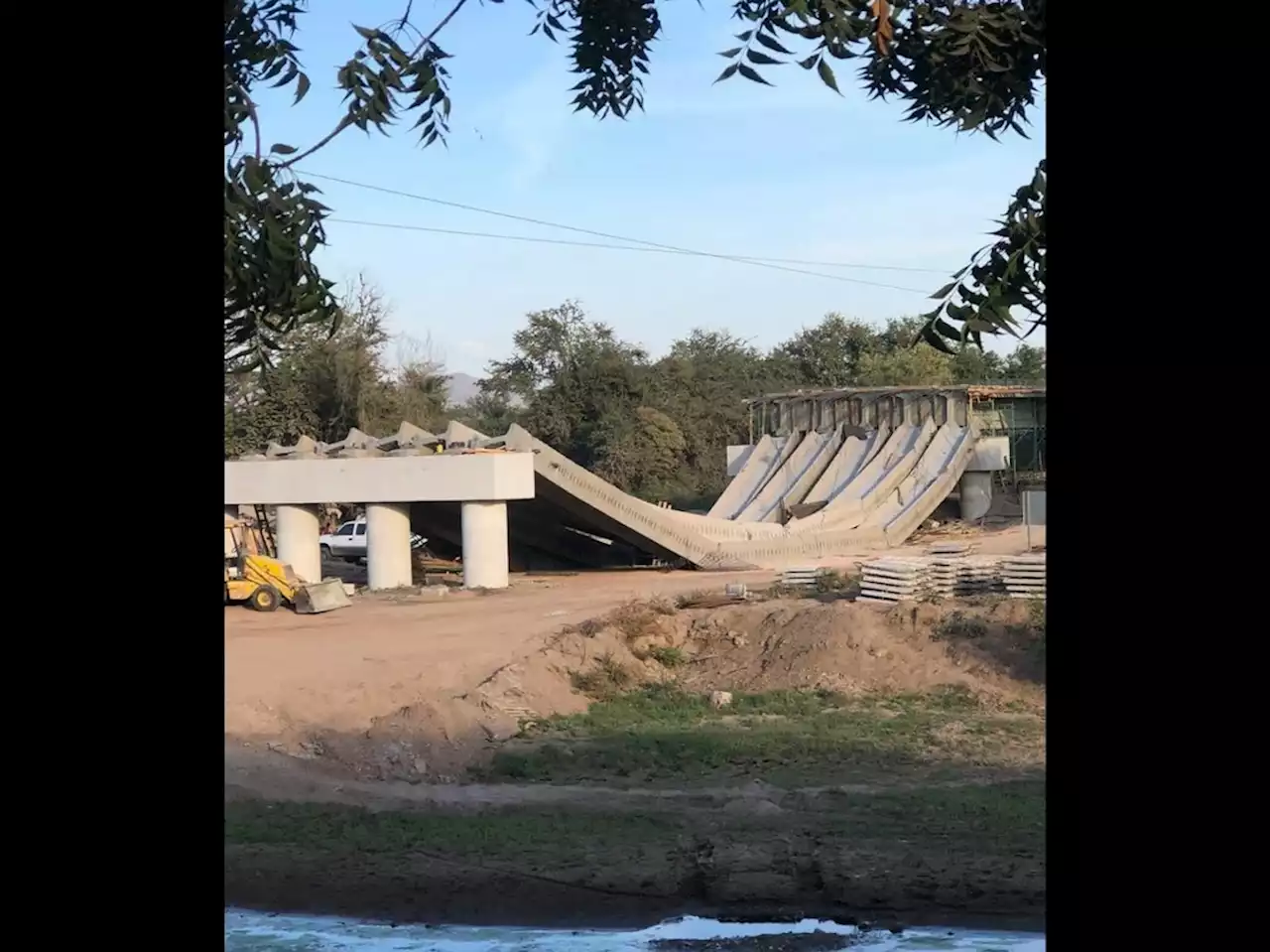 Sinaloa: Colapsa puente El Quelite por “accidente de maniobra”