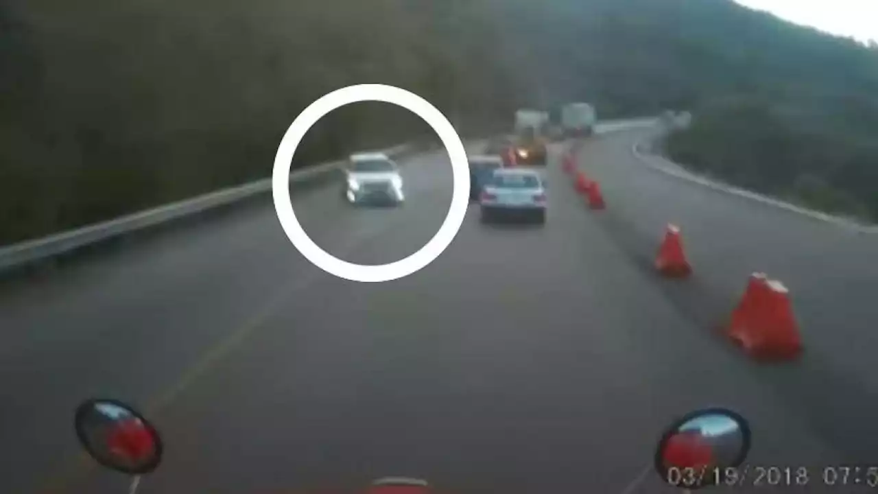 Auto impacta tráiler casi de frente y a toda velocidad en Chiapas; cámara lo graba todo